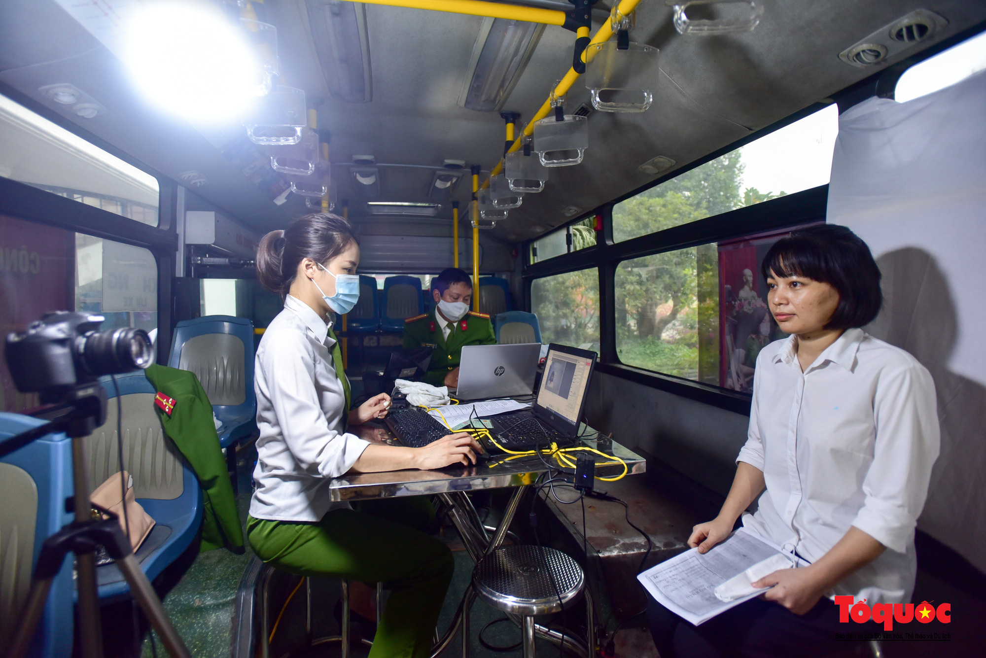 Công an Hà Nội dùng xe bus làm điểm cấp căn cước công dân lưu động - Ảnh 7.