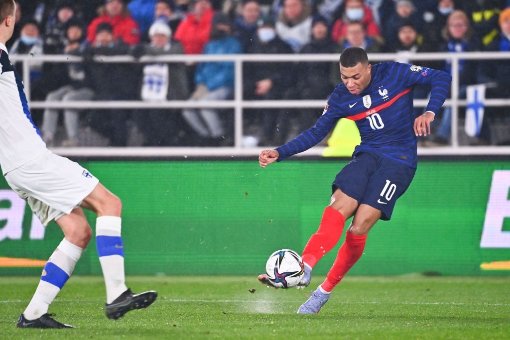 "Song sát" Mbappe-Benzema ghi bàn, Pháp thắng dễ Phần Lan trên sân khách - Ảnh 5. "Song sát" Mbappe-Benzema ghi bàn, Pháp thắng dễ Phần Lan trên sân khách - Ảnh 5.