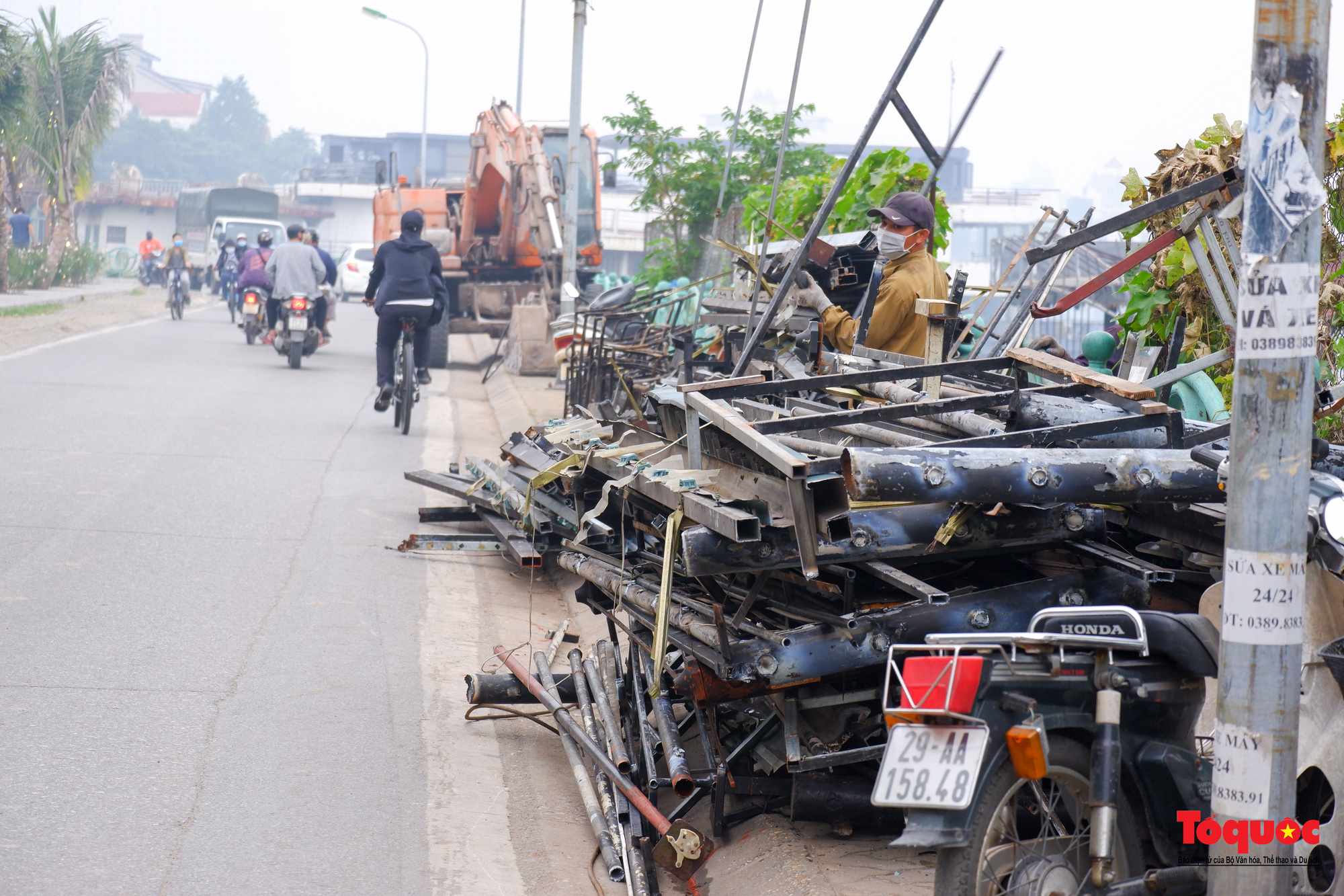 Hà Nội: Tháo dỡ bãi &quot;tàu ma&quot; tiền tỉ ở Hồ Tây - Ảnh 11.