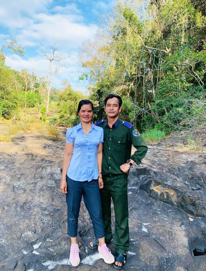 Bố của sơn nữ Ba Na gây ngỡ ngàng vì điển trai như tài tử - Ảnh 3. Bố của sơn nữ Ba Na gây ngỡ ngàng vì điển trai như tài tử - Ảnh 3.