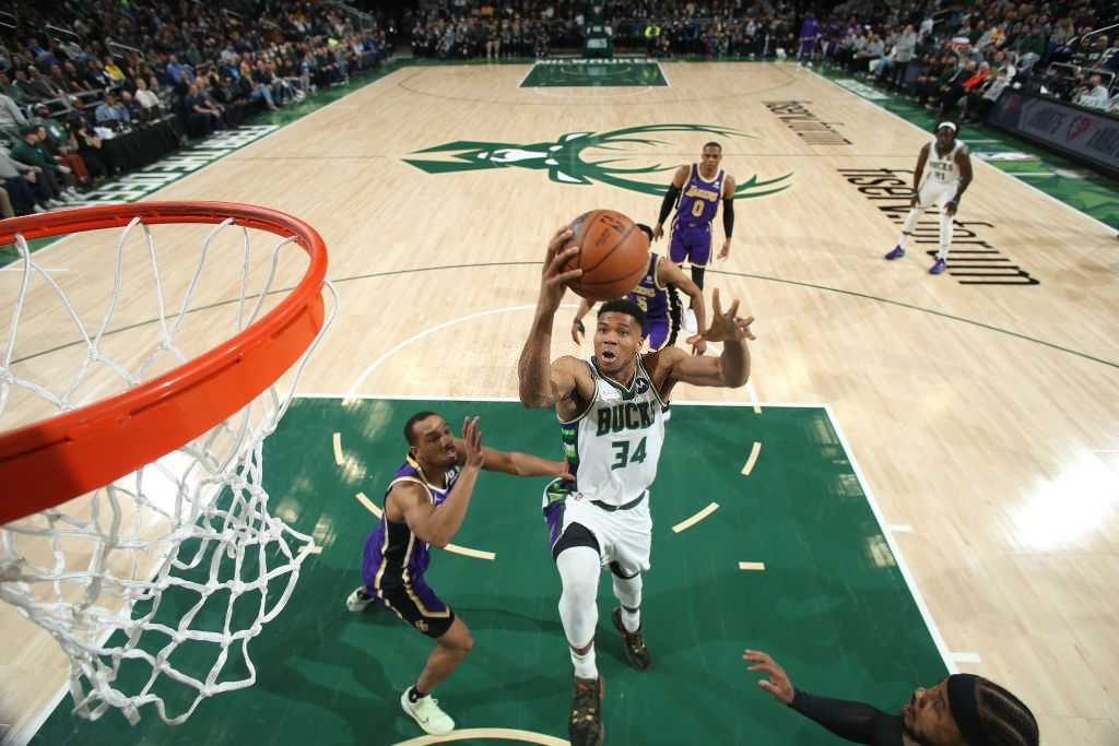 Thể hiện phong độ MVP với 47 điểm, Giannis Antetokounmpo &quot;hủy diệt&quot; Los Angeles Lakers - Ảnh 1.