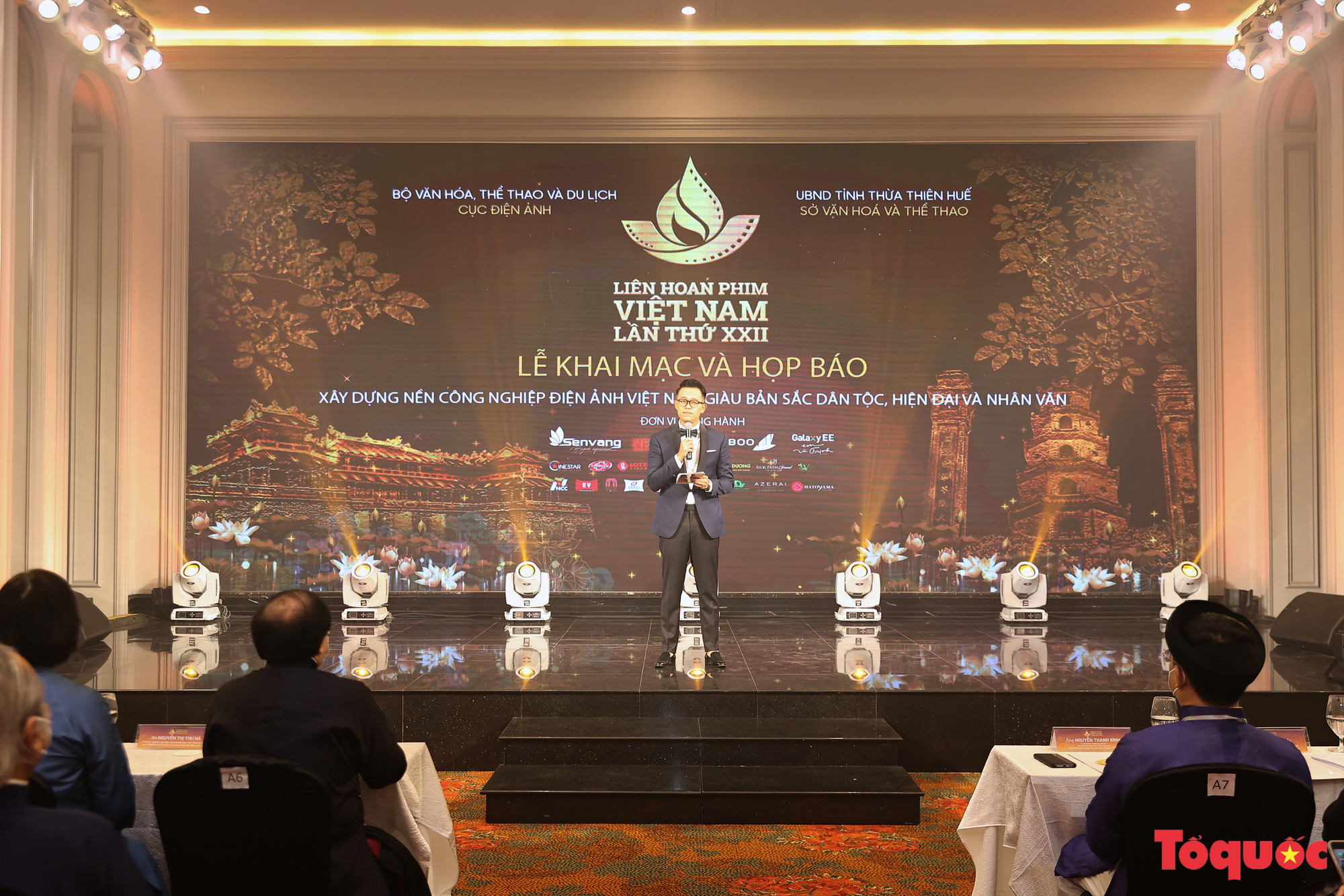 Toàn cảnh Lễ Khai mạc Liên hoan phim Việt Nam lần thứ XXII tại Tp Huế - Ảnh 1.