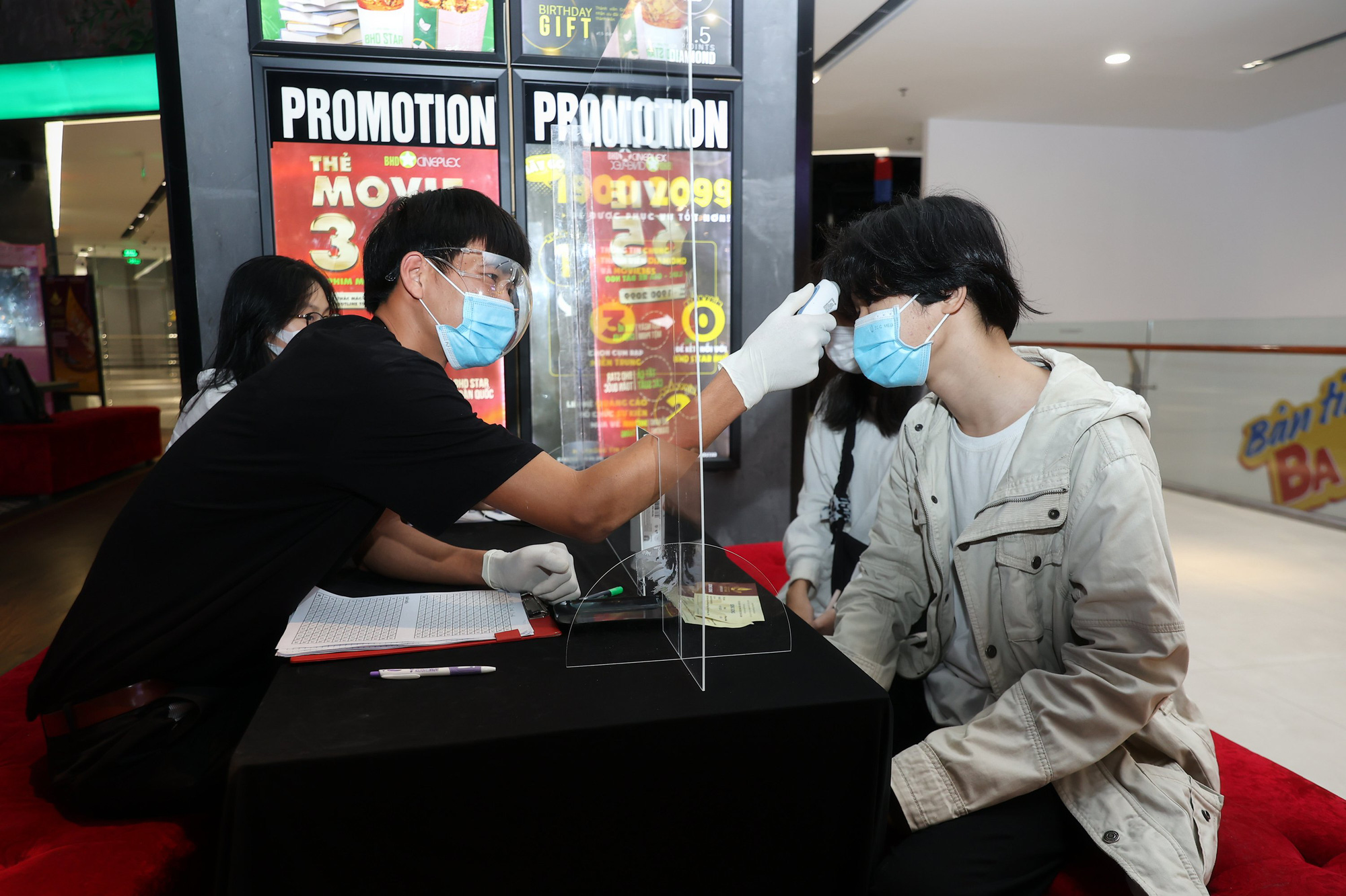 Các cụm rạp tại Huế đẩy mạnh công tác phòng dịch, phục vụ an toàn cho khán giả trong dịp Liên hoan phim Việt Nam - Ảnh 6.