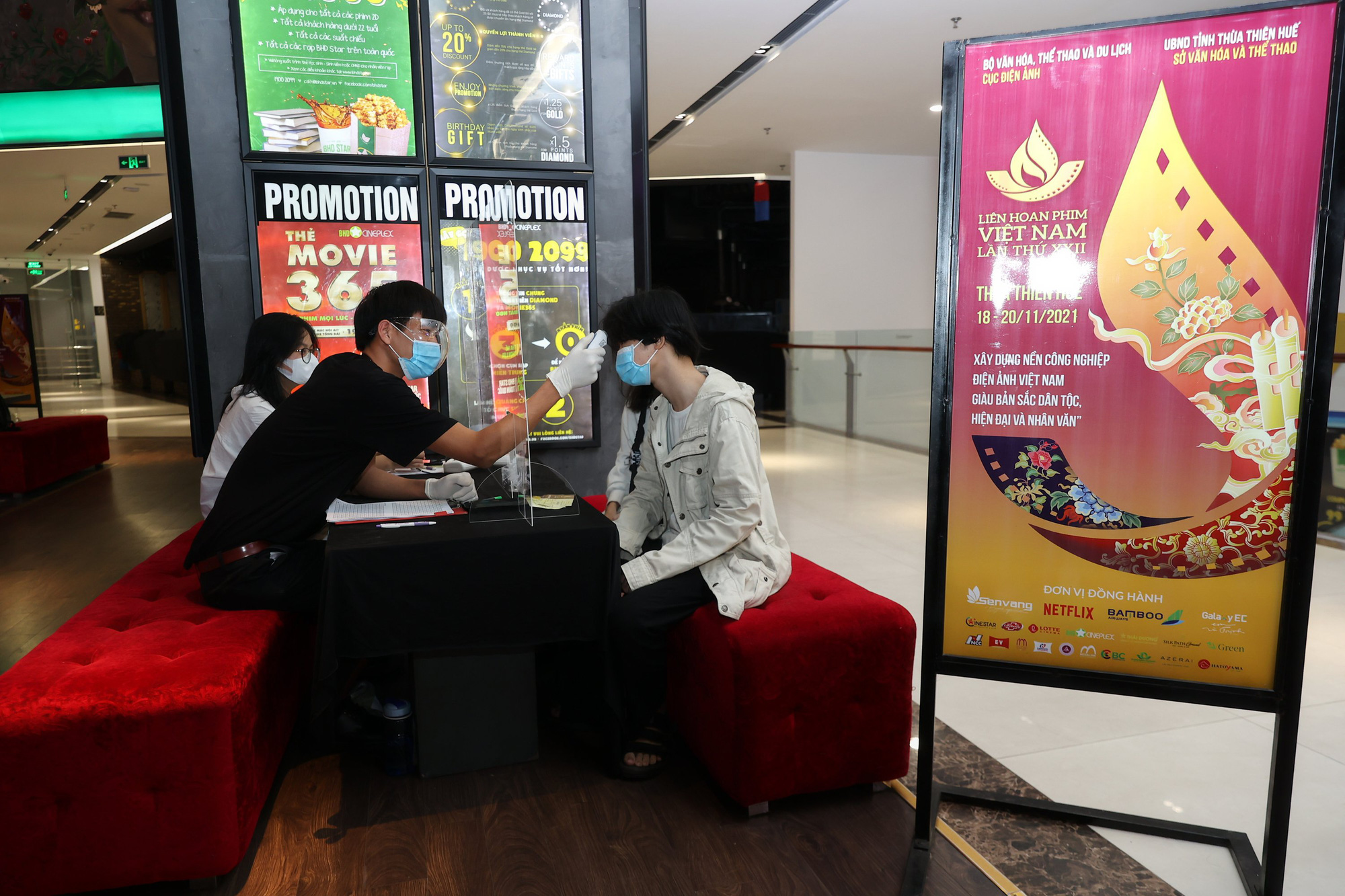 Các cụm rạp tại Huế đẩy mạnh công tác phòng dịch, phục vụ an toàn cho khán giả trong dịp Liên hoan phim Việt Nam - Ảnh 5.