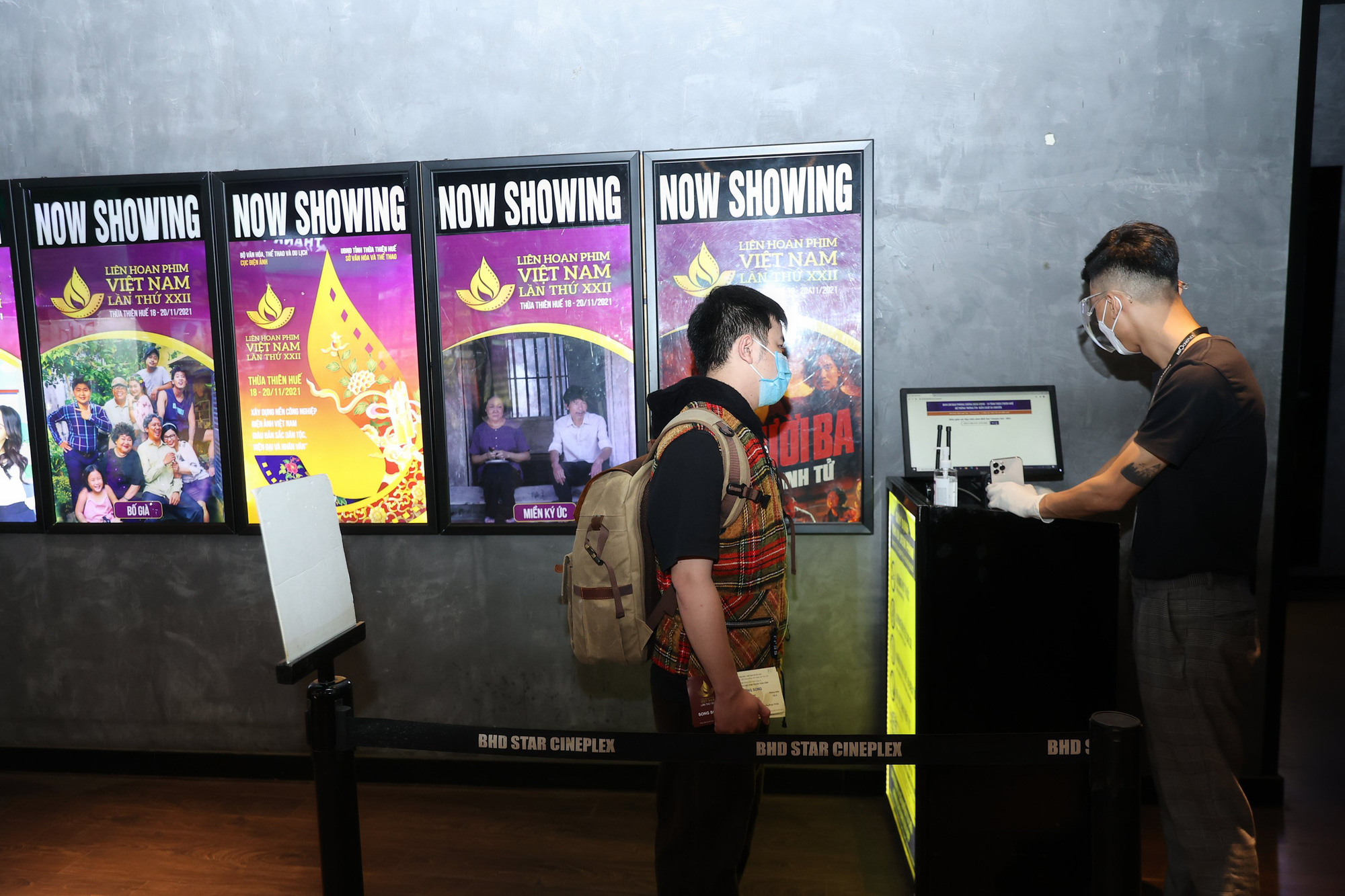Các cụm rạp tại Huế đẩy mạnh công tác phòng dịch, phục vụ an toàn cho khán giả trong dịp Liên hoan phim Việt Nam - Ảnh 7.