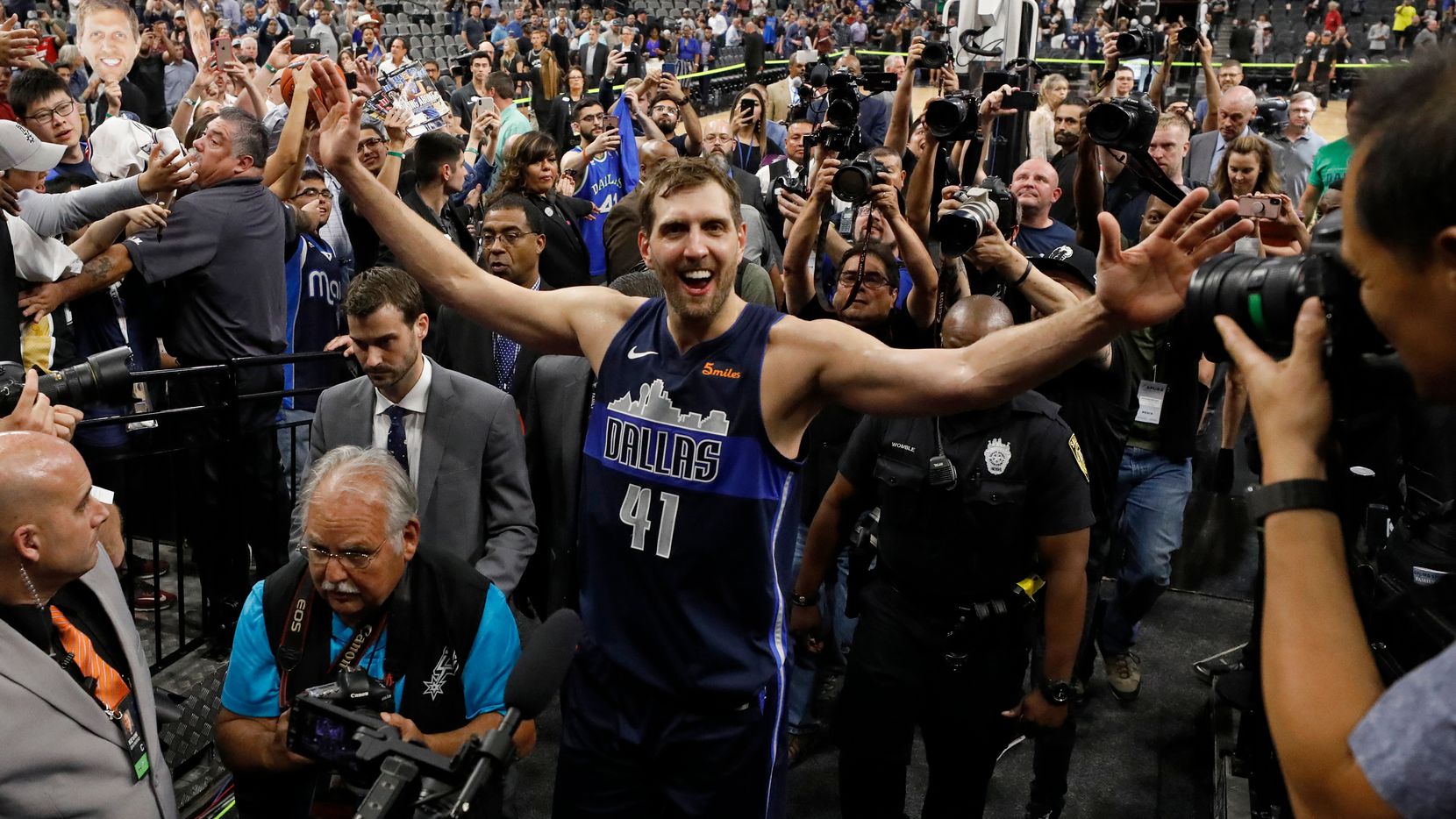 Hậu giải nghệ của Dirk Nowitzki: Đầu tư cho người hâm mộ, được Mavericks ấn định ngày treo áo - Ảnh 3.