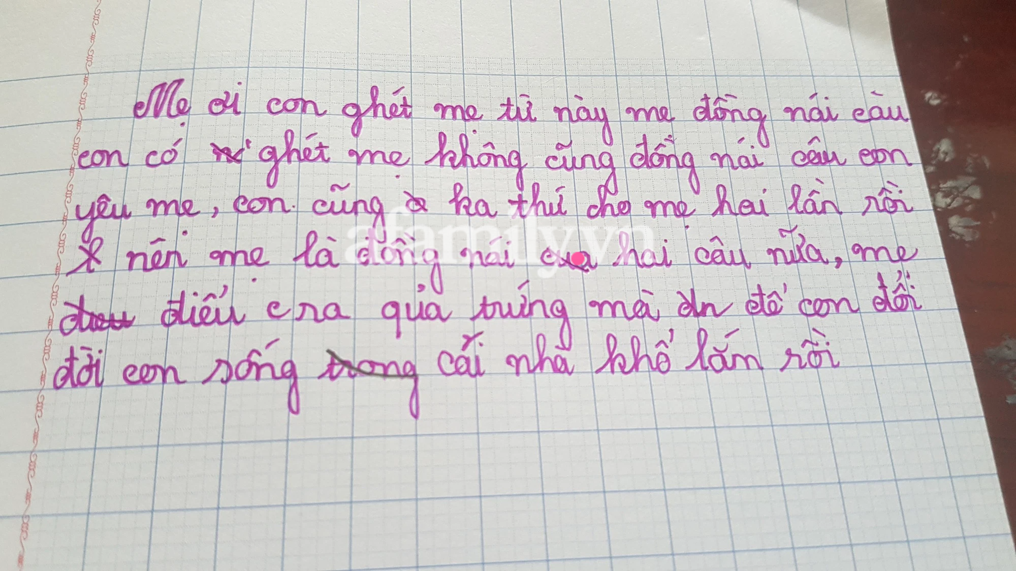 Học sinh lớp 2 viết đôi dòng tâm thư, chốt lại 3 từ mà mọi phụ huynh đều giật mình thon thót: Mẹ làm gì để con tổn thương nhiều đến thế? - Ảnh 1.