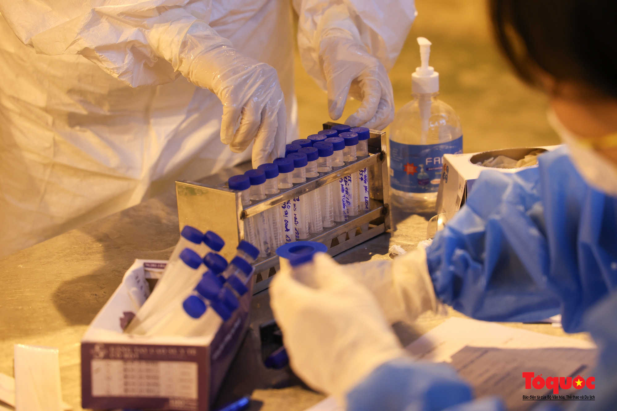 Hà Nội: Thần tốc lấy mẫu xét nghiệm truy vết ca nhiễm SARS-CoV-2 tại chợ vải Ninh Hiệp - Ảnh 8.