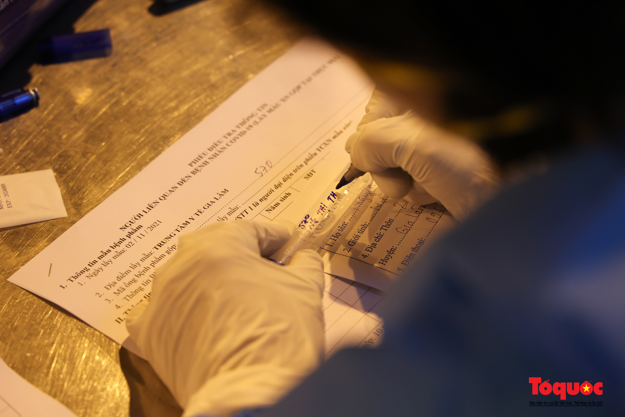 Hà Nội: Thần tốc lấy mẫu xét nghiệm truy vết ca nhiễm SARS-CoV-2 tại chợ vải Ninh Hiệp - Ảnh 10.