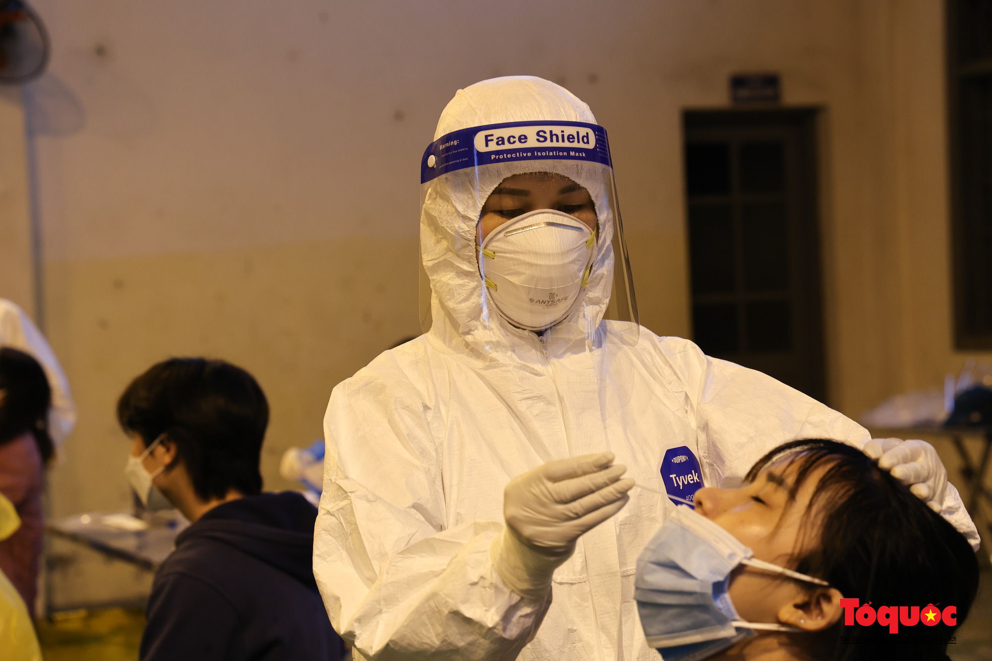 Hà Nội: Thần tốc lấy mẫu xét nghiệm truy vết ca nhiễm SARS-CoV-2 tại chợ vải Ninh Hiệp - Ảnh 7.
