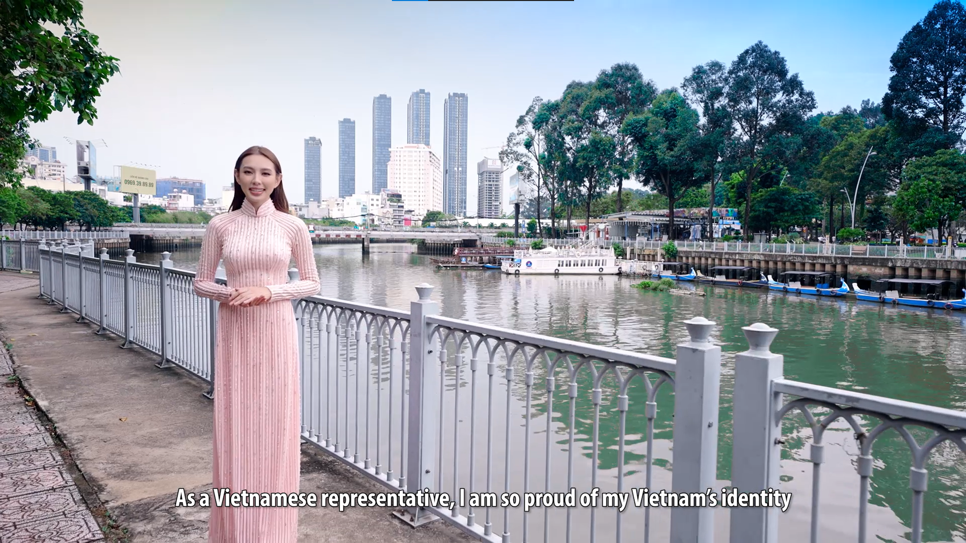 Miss Grand International đăng clip dự thi của người đẹp Việt Thùy Tiên: Nói tiếng Anh cực &quot;siêu&quot;, hình ảnh mặc áo bảo hộ rách tả tơi gây xúc động - Ảnh 8.