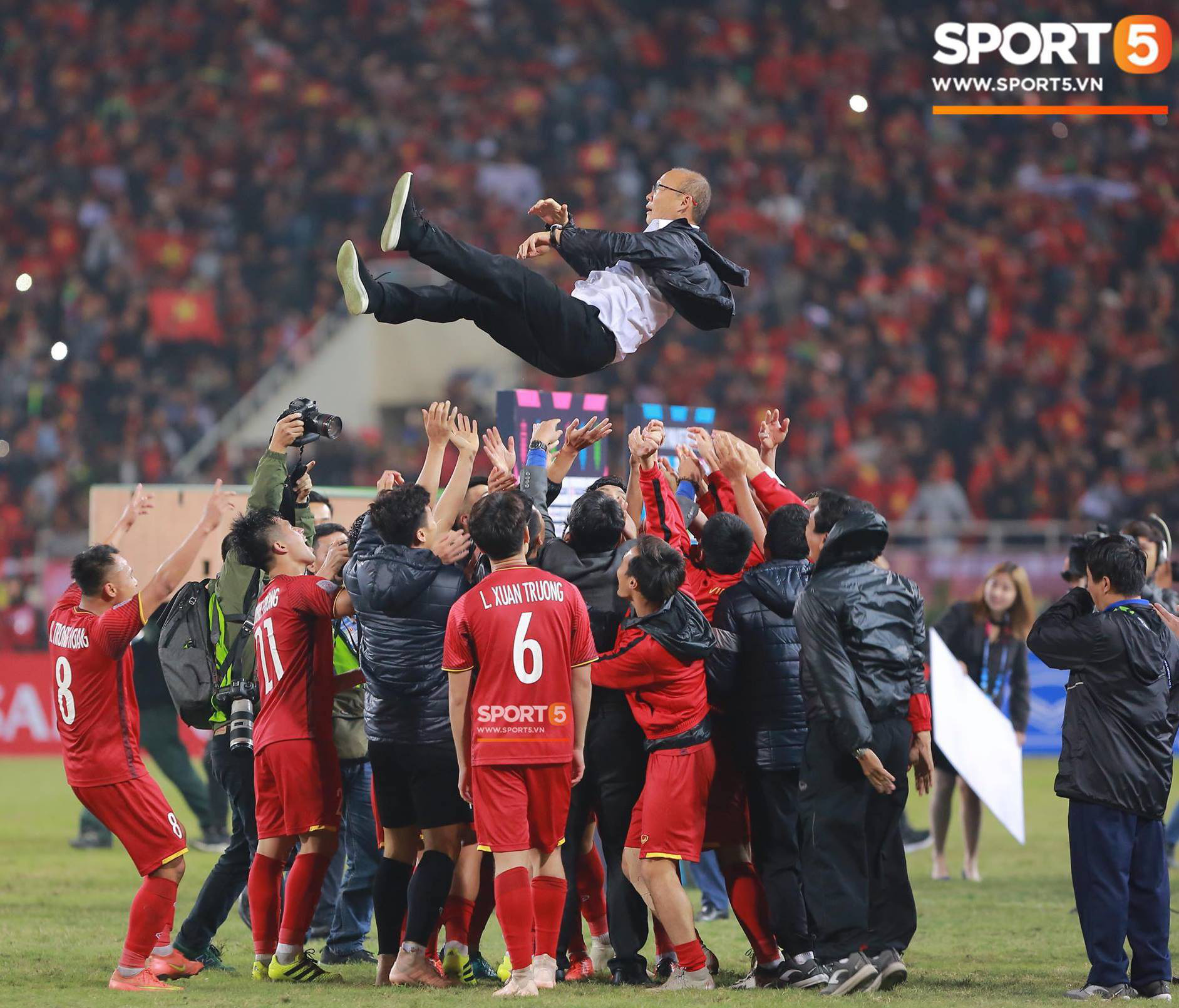 HLV Park Hang-seo quyết vô địch AFF Cup: &quot;Tôi muốn mang nụ cười trở lại với NHM&quot;  - Ảnh 1.