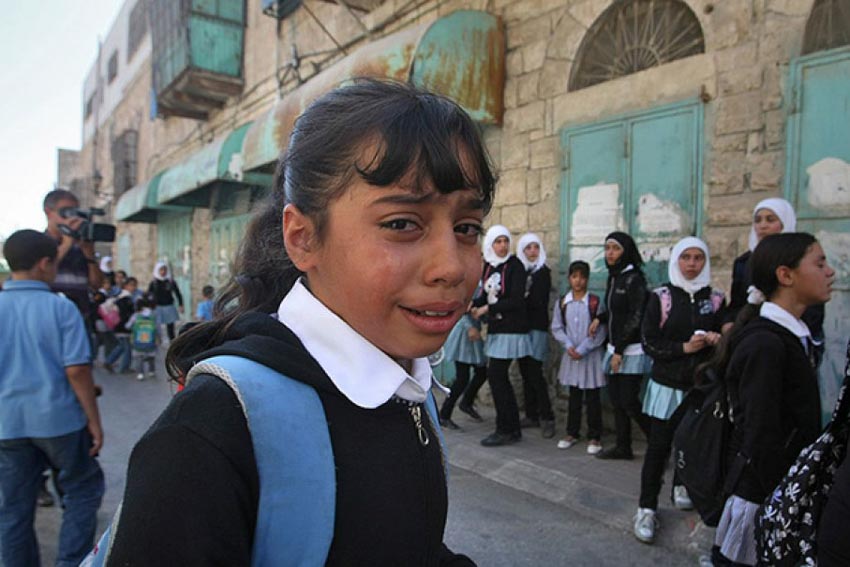 Có một loại dịch bệnh "hôi như trứng thối" từng khiến hàng trăm nữ sinh ngất xỉu suýt mất mạng, mới xảy ra hơn 3 thập kỷ vẫn không thể tìm ra nguyên nhân - Ảnh 2.