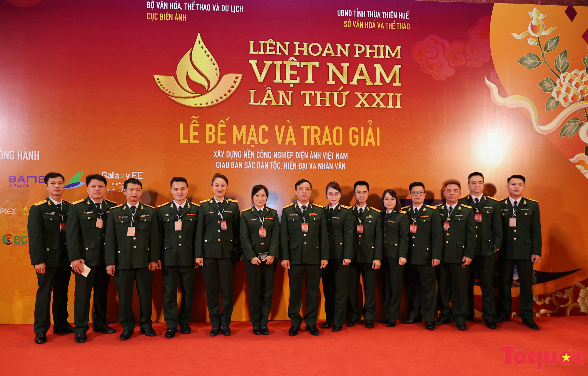 Nghệ sĩ Việt lộng lẫy trên thảm đỏ tại Liên hoan phim Việt Nam lần thứ XXII - Ảnh 11.