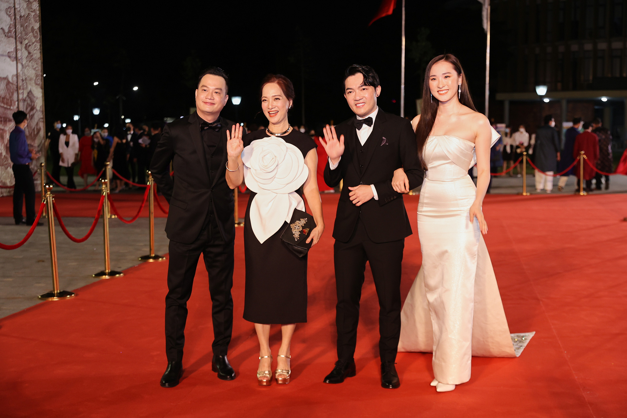 Nghệ sĩ Việt lộng lẫy trên thảm đỏ tại Liên hoan phim Việt Nam lần thứ XXII - Ảnh 7.