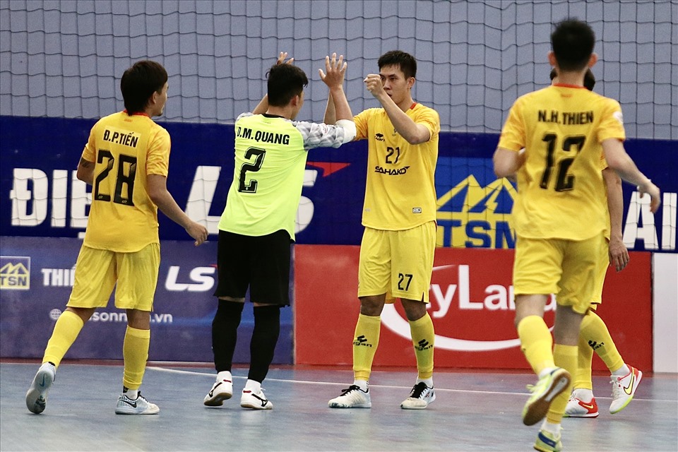 Chuyện kỳ lạ: Cầu thủ futsal đeo khẩu trang thi đấu tại giải VĐQG - Ảnh 3.