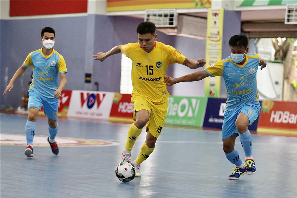 Chuyện kỳ lạ: Cầu thủ futsal đeo khẩu trang thi đấu tại giải VĐQG - Ảnh 1.