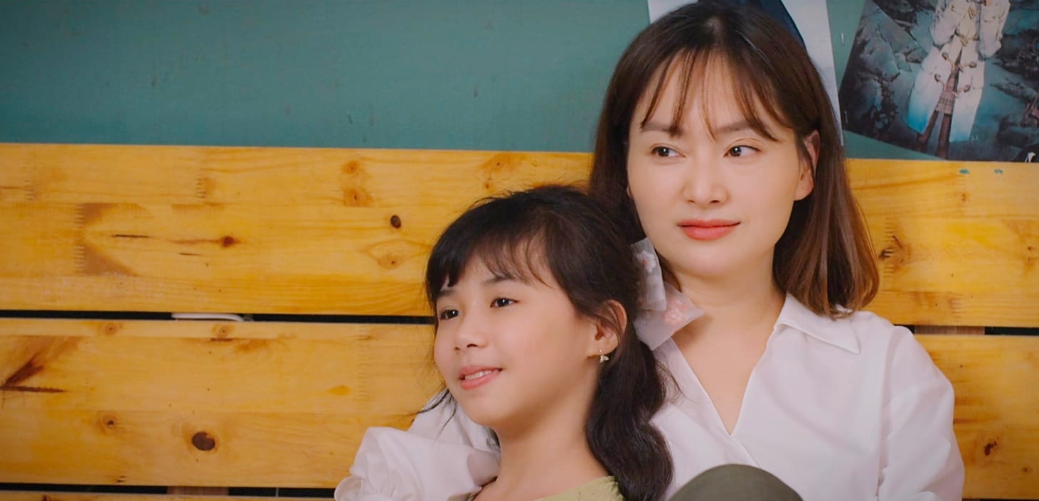 Thương ngày nắng về: Khánh ăn cơm trước kẻng, Hoa đổi tên, trở thành nữ giám đốc xinh đẹp "thét ra lửa" - Ảnh 2. Thương ngày nắng về: Khánh ăn cơm trước kẻng, Hoa đổi tên, trở thành nữ giám đốc xinh đẹp "thét ra lửa" - Ảnh 2.