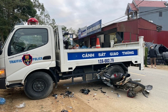 Lạng Sơn: Xác minh thông tin CSGT dùng xe công vụ chặn đường khiến học sinh gặp nạn - Ảnh 1. Lạng Sơn: Xác minh thông tin CSGT dùng xe công vụ chặn đường khiến học sinh gặp nạn - Ảnh 1.