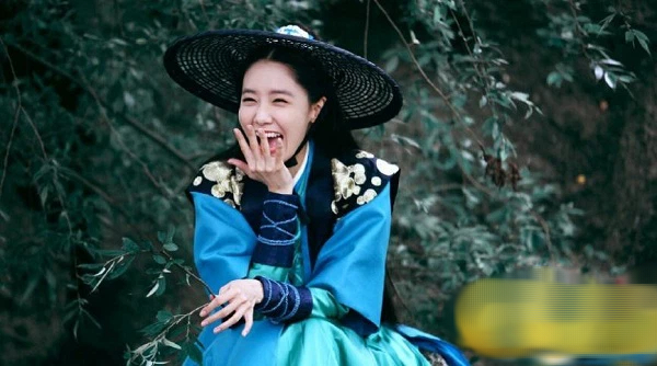 3 mỹ nhân Hàn bị chỉ trích khi đóng phim Hoa ngữ: Yoona nhận gạch vì quá đẹp, trùm cuối diễn hơn 10 phim vẫn nhạt nhòa - Ảnh 2.