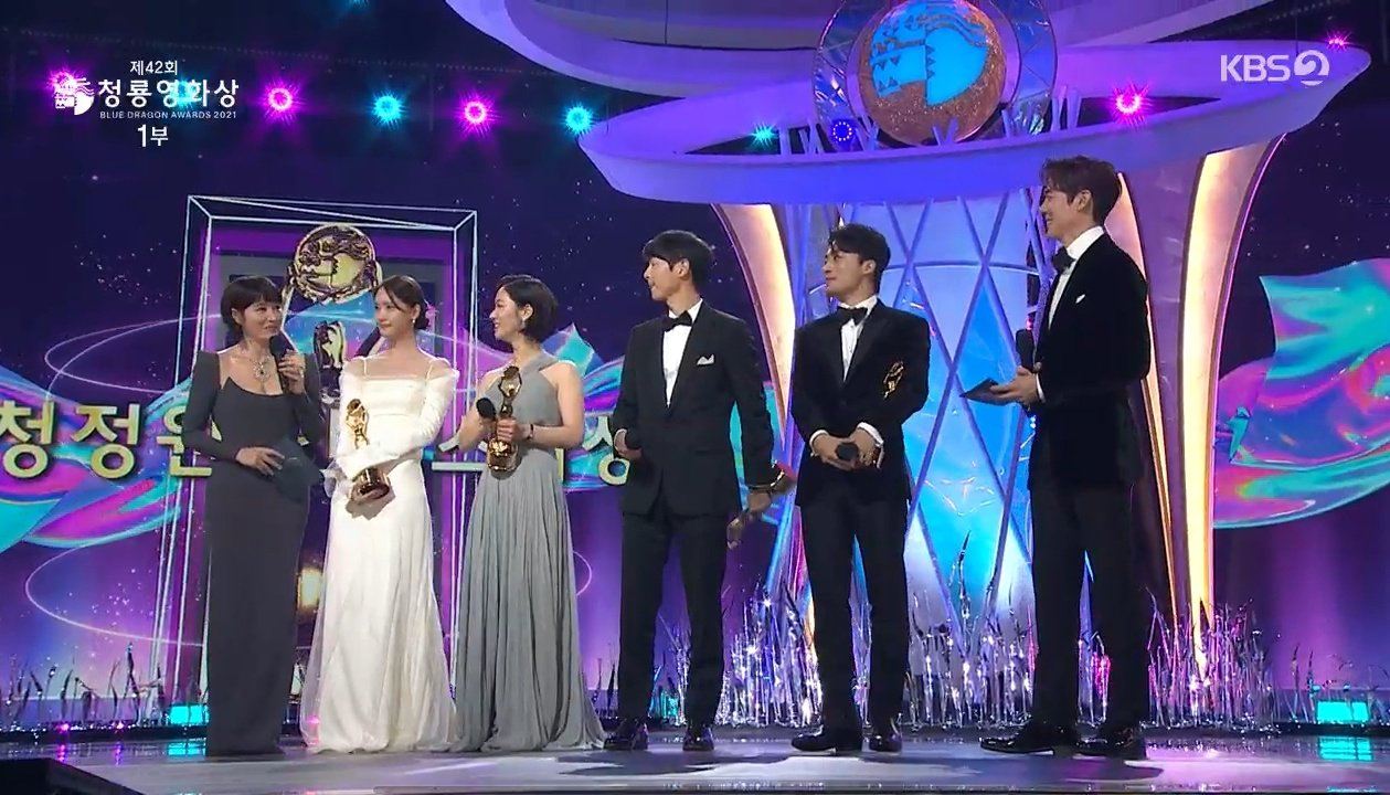 Lễ trao giải Rồng Xanh: Song Joong Ki, YoonA chiến thẳng giải Nghệ sĩ được yêu thích nhất - Ảnh 4.
