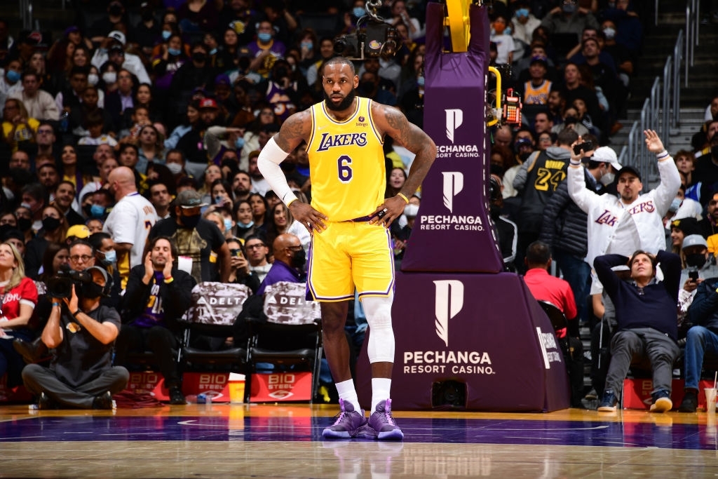 NHM phản ứng hài hước trước cách Los Angeles Lakers phòng ngự: &quot;Đây là bẫy việt vị cơ mà&quot; - Ảnh 1.