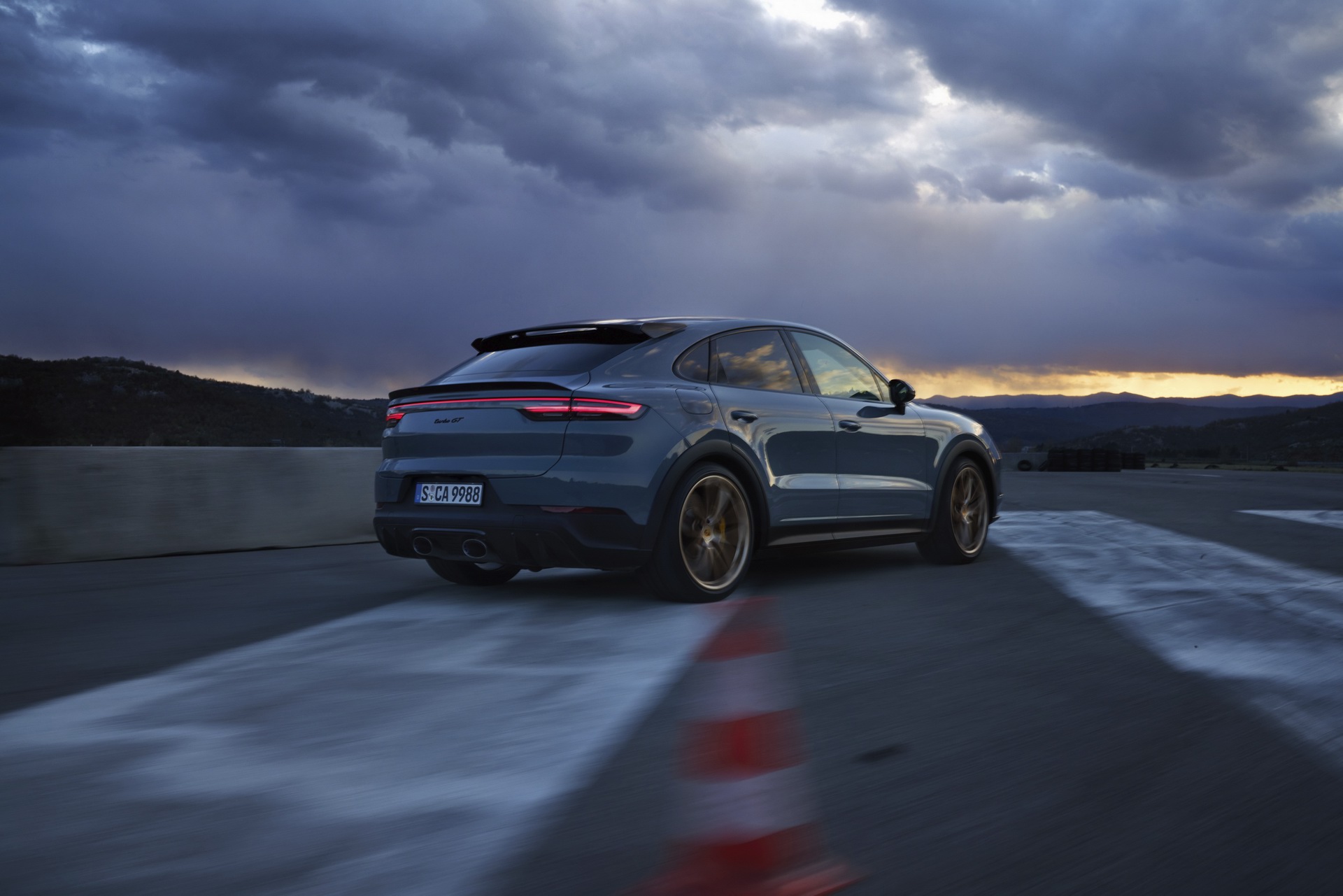 3 lý do Porsche nên bật đèn xanh dự án SUV lớn hơn Cayenne ngay và luôn - Ảnh 3.