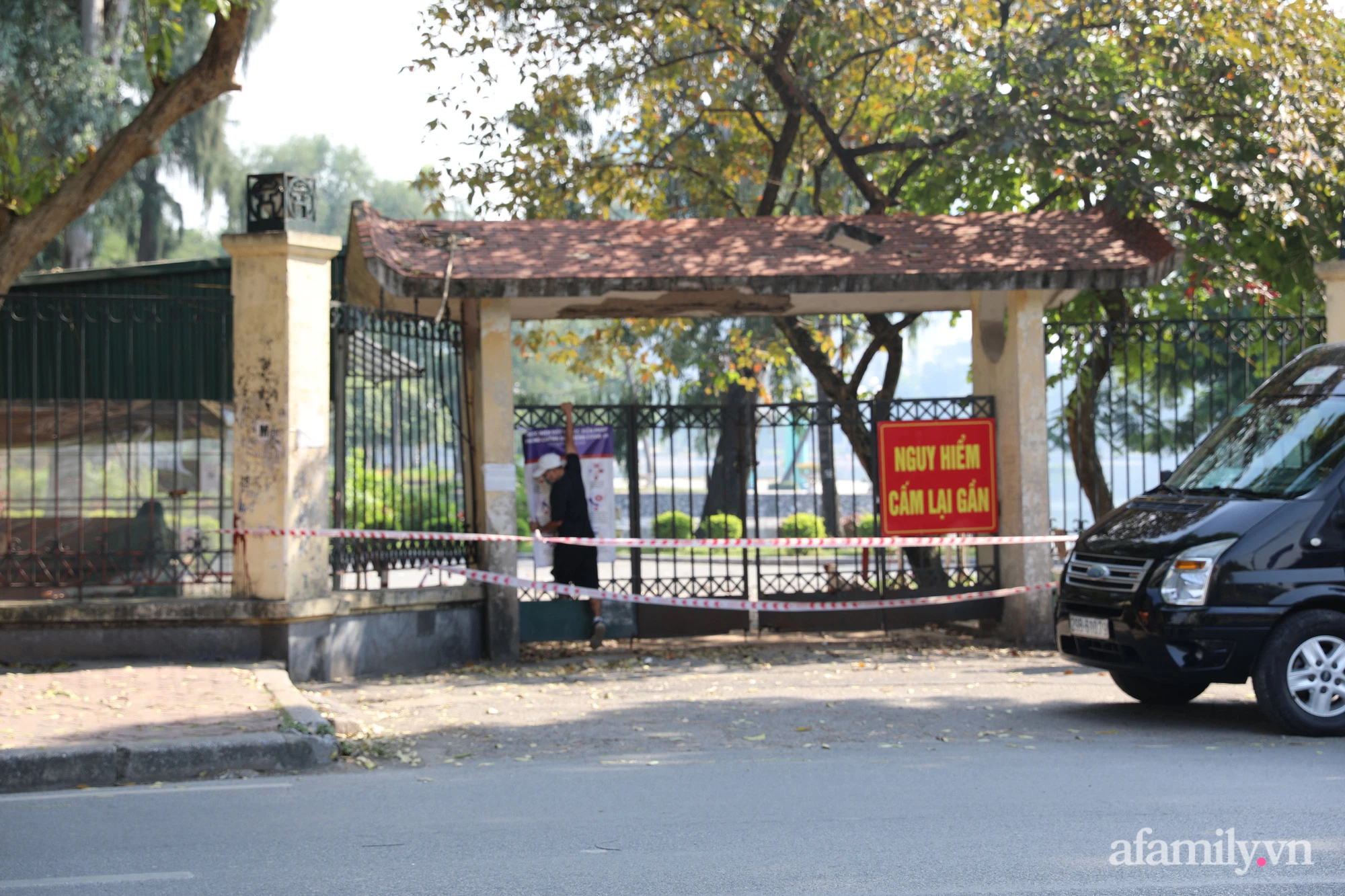 Hà Nội: Bất chấp lệnh phong toả, người dân vẫn cố trèo cổng vào Công viên Thống nhất tập thể dục - Ảnh 7.