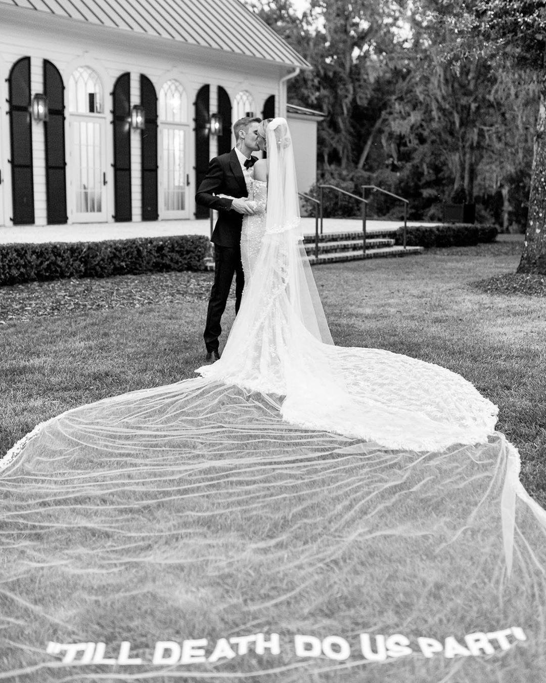 Ảnh cưới của Justin Bieber bỗng rầm rộ sau tin giám đốc Louis Vuitton qua đời, hóa ra vì váy cưới của Hailey và ý nghĩa đằng sau - Ảnh 11.
