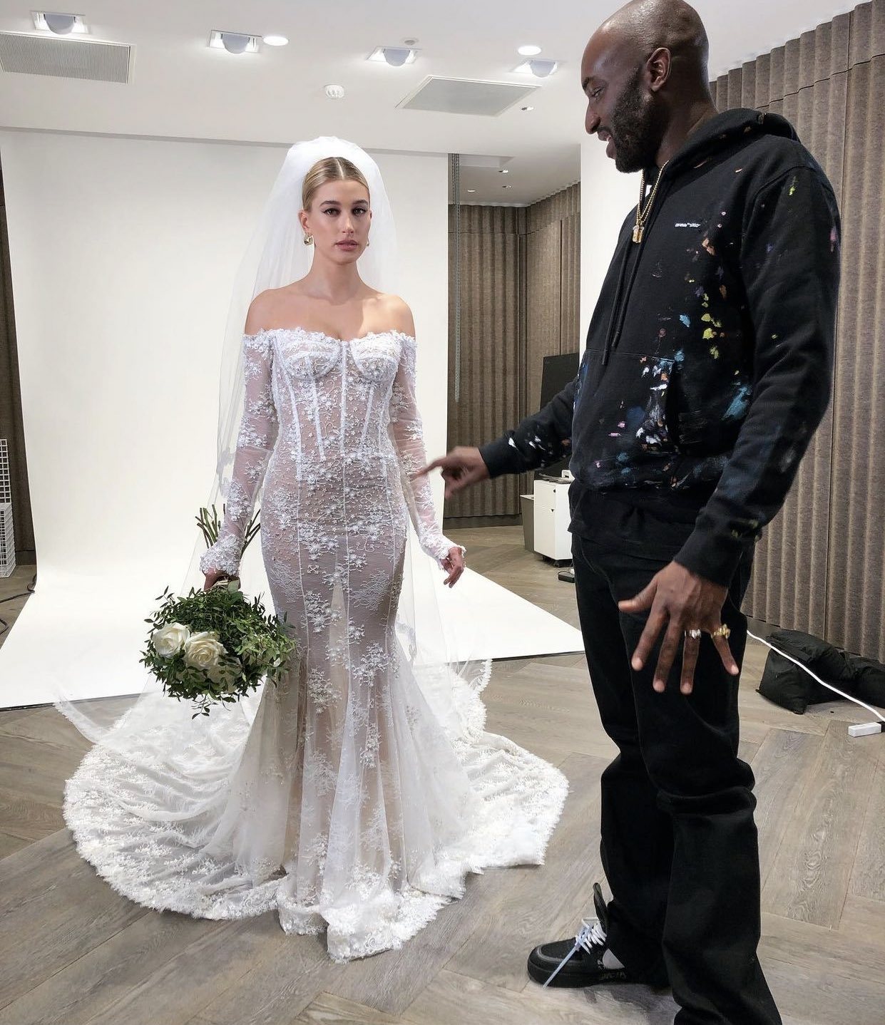 Ảnh cưới của Justin Bieber bỗng rầm rộ sau tin giám đốc Louis Vuitton qua đời, hóa ra vì váy cưới của Hailey và ý nghĩa đằng sau - Ảnh 2.