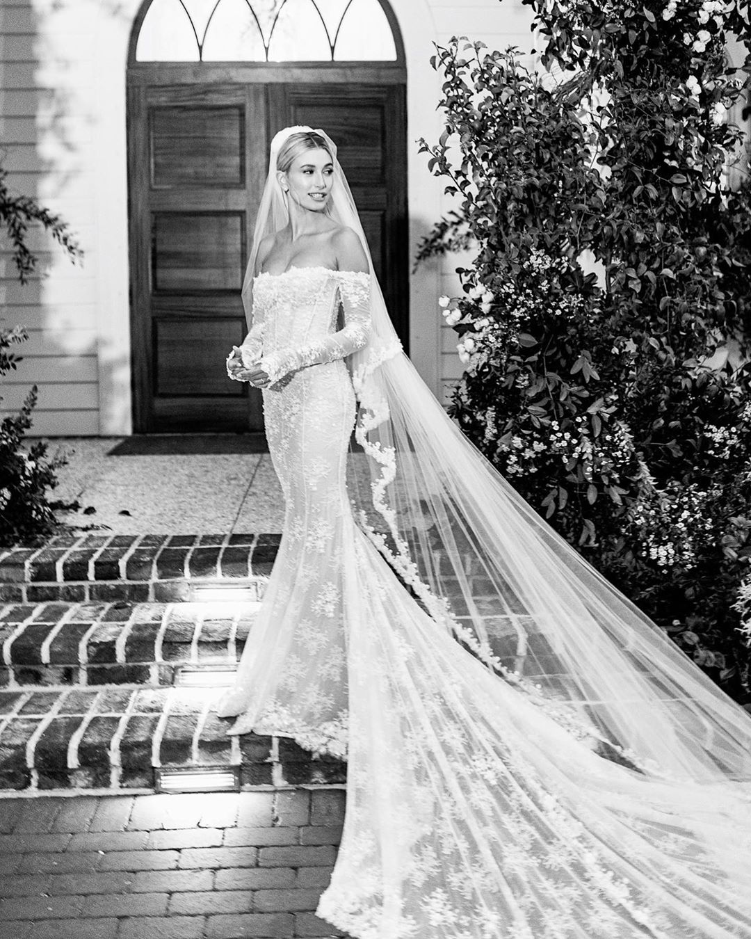 Ảnh cưới của Justin Bieber bỗng rầm rộ sau tin giám đốc Louis Vuitton qua đời, hóa ra vì váy cưới của Hailey và ý nghĩa đằng sau - Ảnh 8.