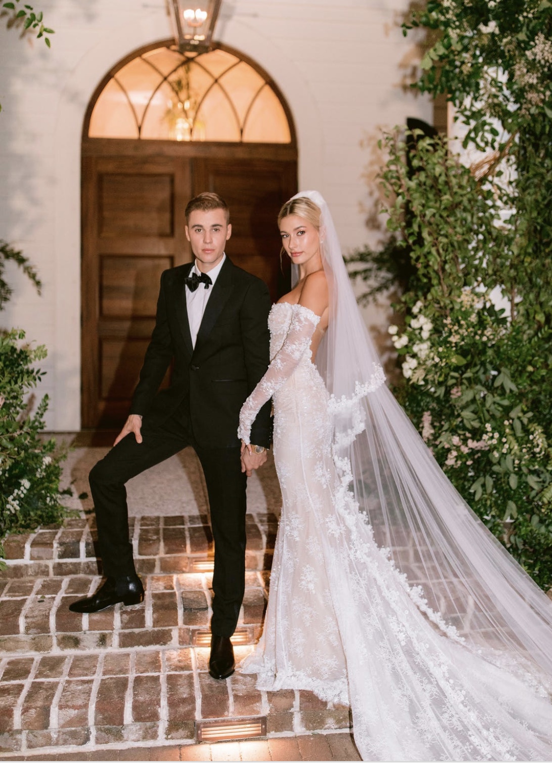 Ảnh cưới của Justin Bieber bỗng rầm rộ sau tin giám đốc Louis Vuitton qua đời, hóa ra vì váy cưới của Hailey và ý nghĩa đằng sau - Ảnh 10.
