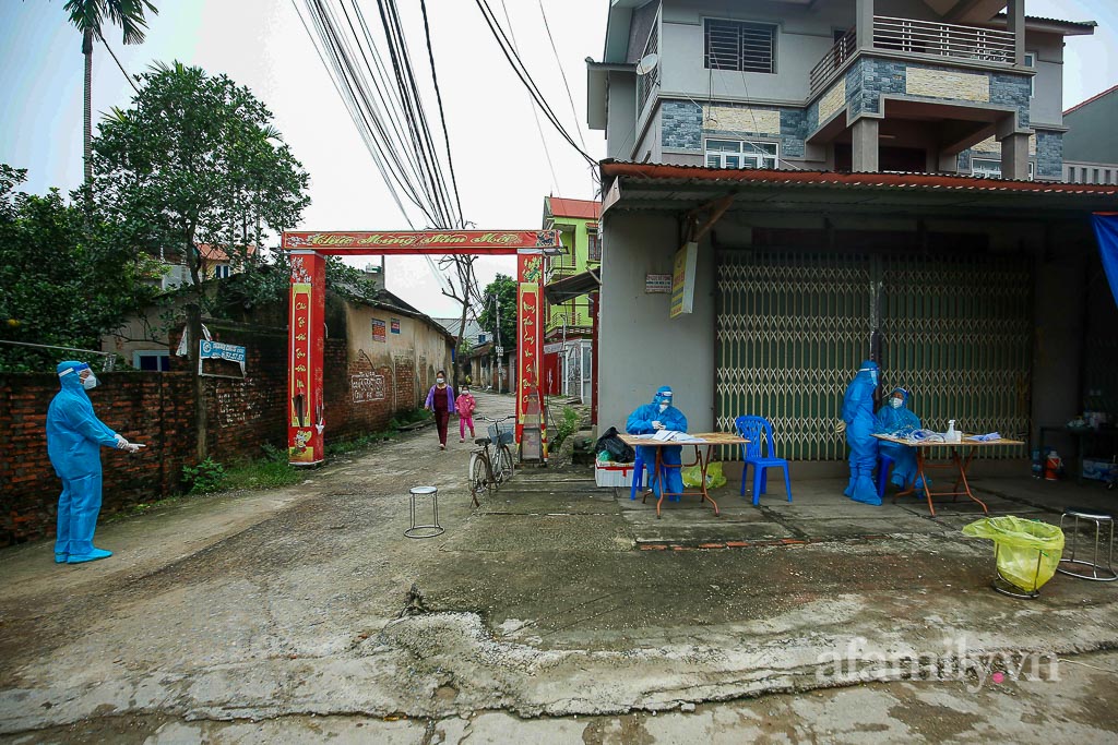 Hà Nội: Lấy gần 13.000 mẫu xét nghiệm để tách F0 khỏi cộng đồng tại ổ dịch huyện Mê Linh - Ảnh 1.