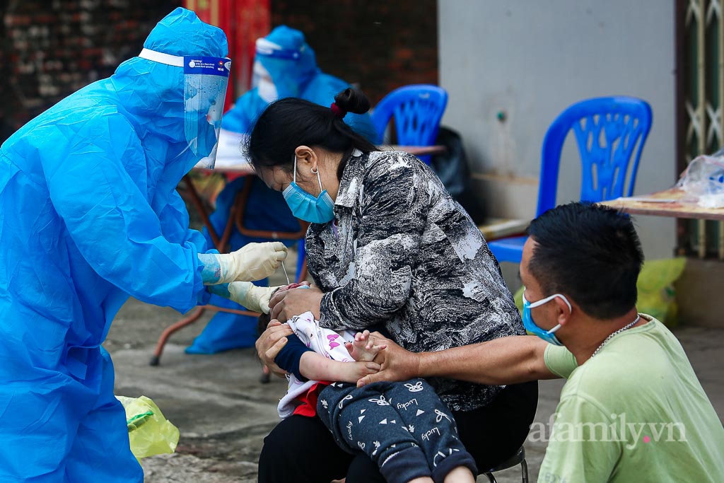 Hà Nội: Lấy gần 13.000 mẫu xét nghiệm để tách F0 khỏi cộng đồng tại ổ dịch huyện Mê Linh - Ảnh 7.