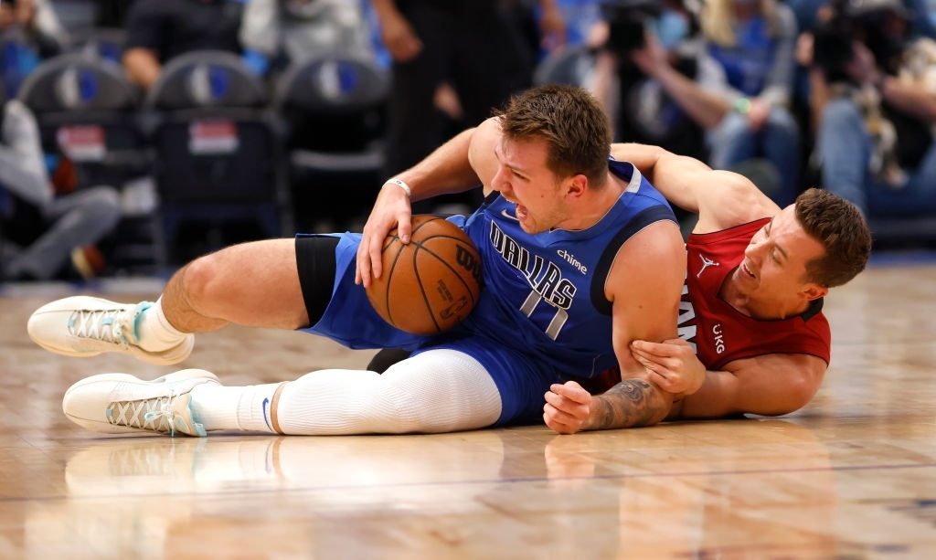 Bốn cầu thủ ghi trên 22 điểm trước Dallas Mavericks, Miami Heat đòi lại vị trí số 1 trên BXH miền Đông - Ảnh 1.