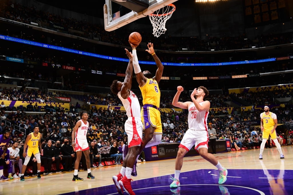 Los Angeles Lakers &quot;suýt chết&quot; trước màn quật khởi của tân binh Jalen Green cùng Houston Rockets - Ảnh 1.