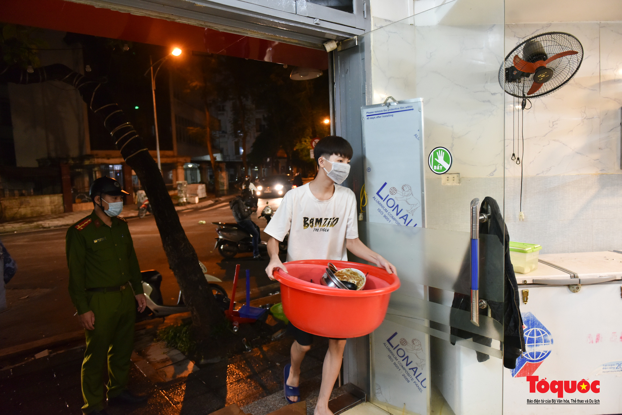 Hà Nội: Nhiều hàng quán chấp hành đóng cửa trước 21h, nhiều nơi vẫn &quot;vô tư đón khách&quot; - Ảnh 6.