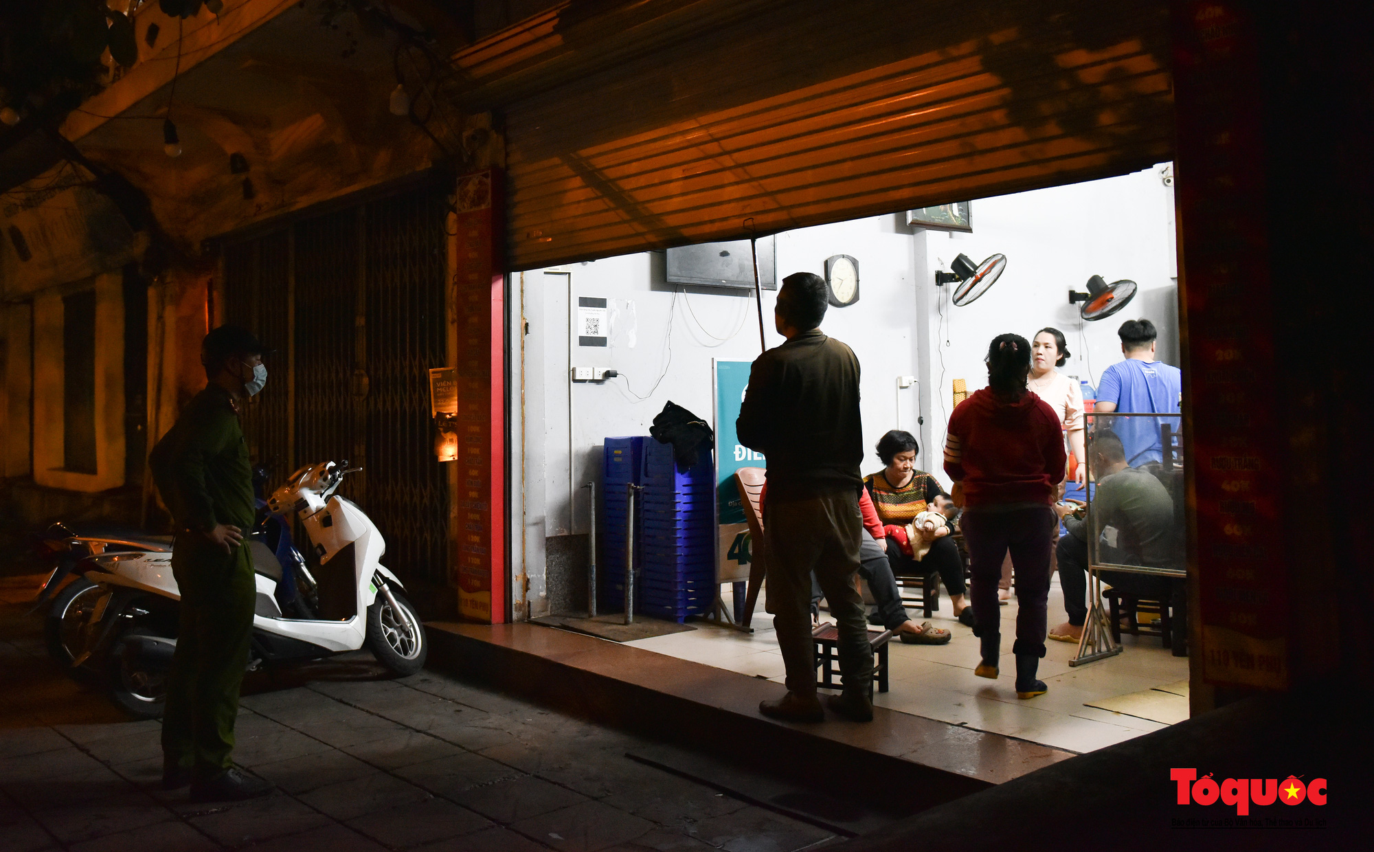Hà Nội: Nhiều hàng quán chấp hành đóng cửa trước 21h, nhiều nơi vẫn &quot;vô tư đón khách&quot; - Ảnh 4.