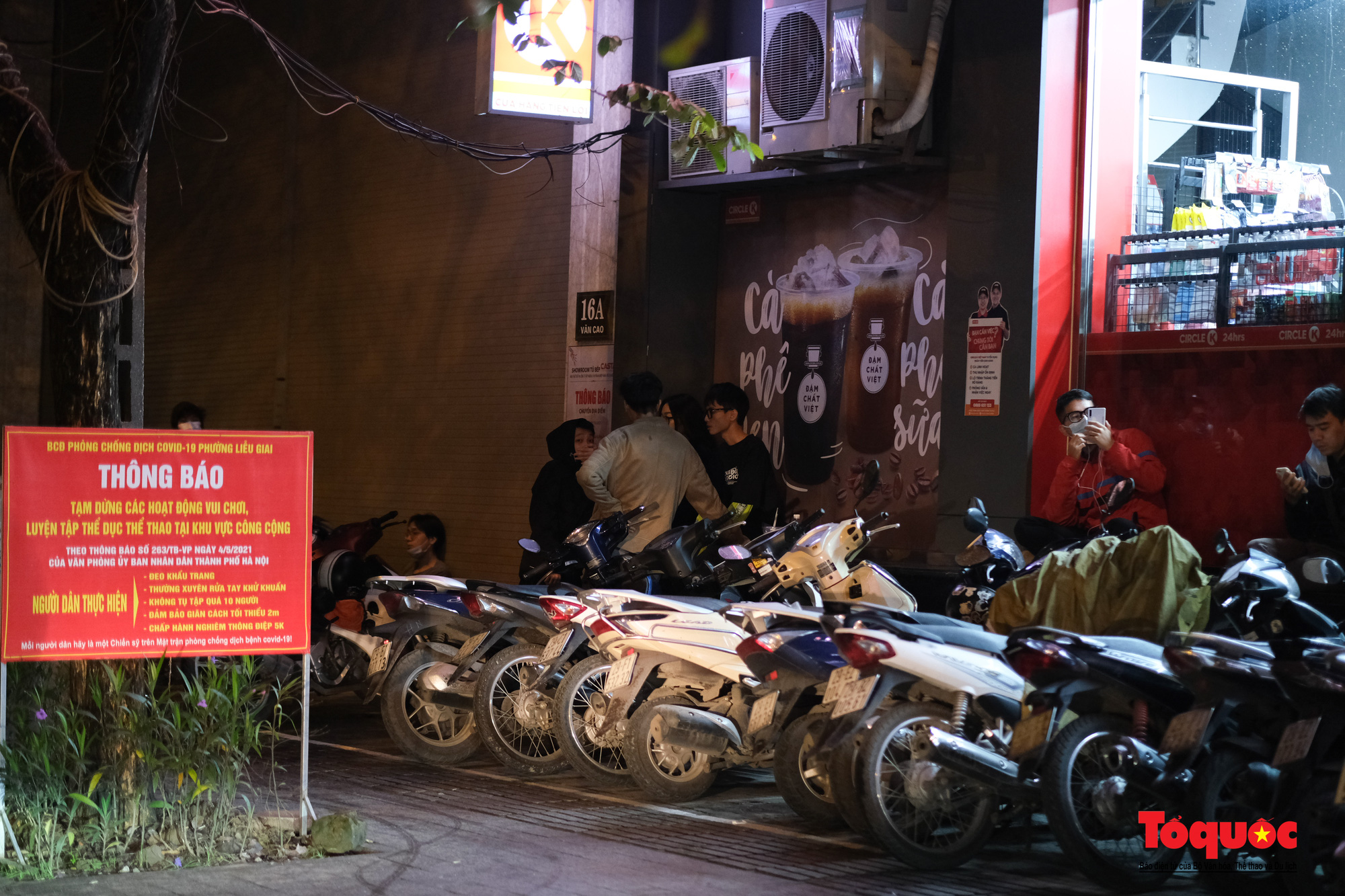 Hà Nội: Nhiều hàng quán chấp hành đóng cửa trước 21h, nhiều nơi vẫn &quot;vô tư đón khách&quot; - Ảnh 7.