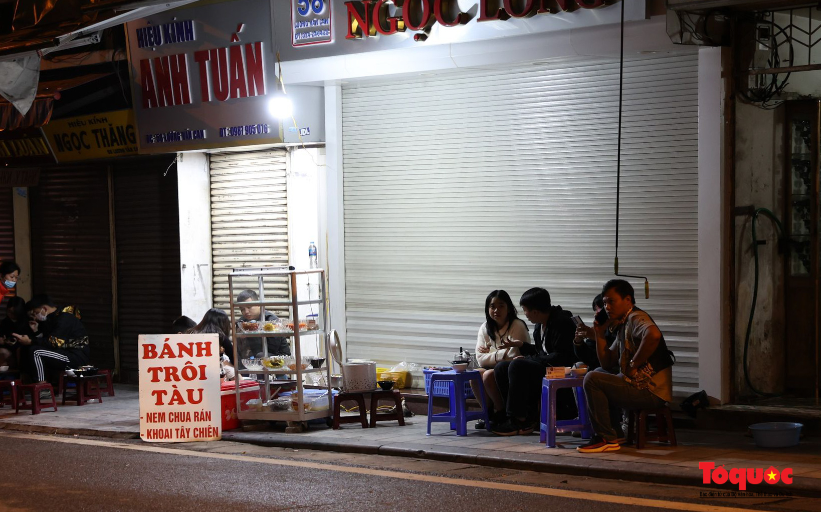 Hà Nội: Nhiều hàng quán chấp hành đóng cửa trước 21h, nhiều nơi vẫn &quot;vô tư đón khách&quot; - Ảnh 9.