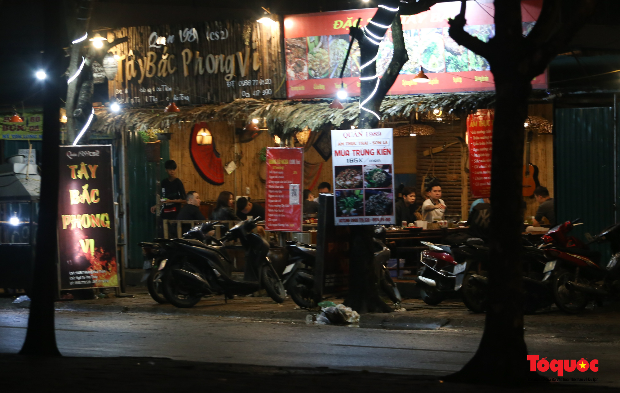 Hà Nội: Nhiều hàng quán chấp hành đóng cửa trước 21h, nhiều nơi vẫn &quot;vô tư đón khách&quot; - Ảnh 14.