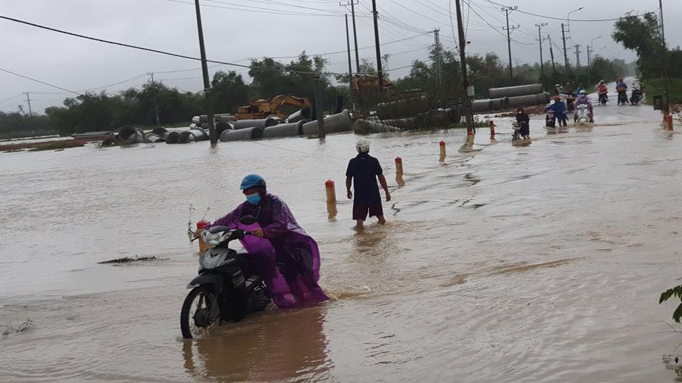 Bình Định: Mưa lũ khiến hơn 23.000 nhà dân bị ngập nặng, 4 người thương vong, ô tô bị nước cuốn trôi - Ảnh 5.