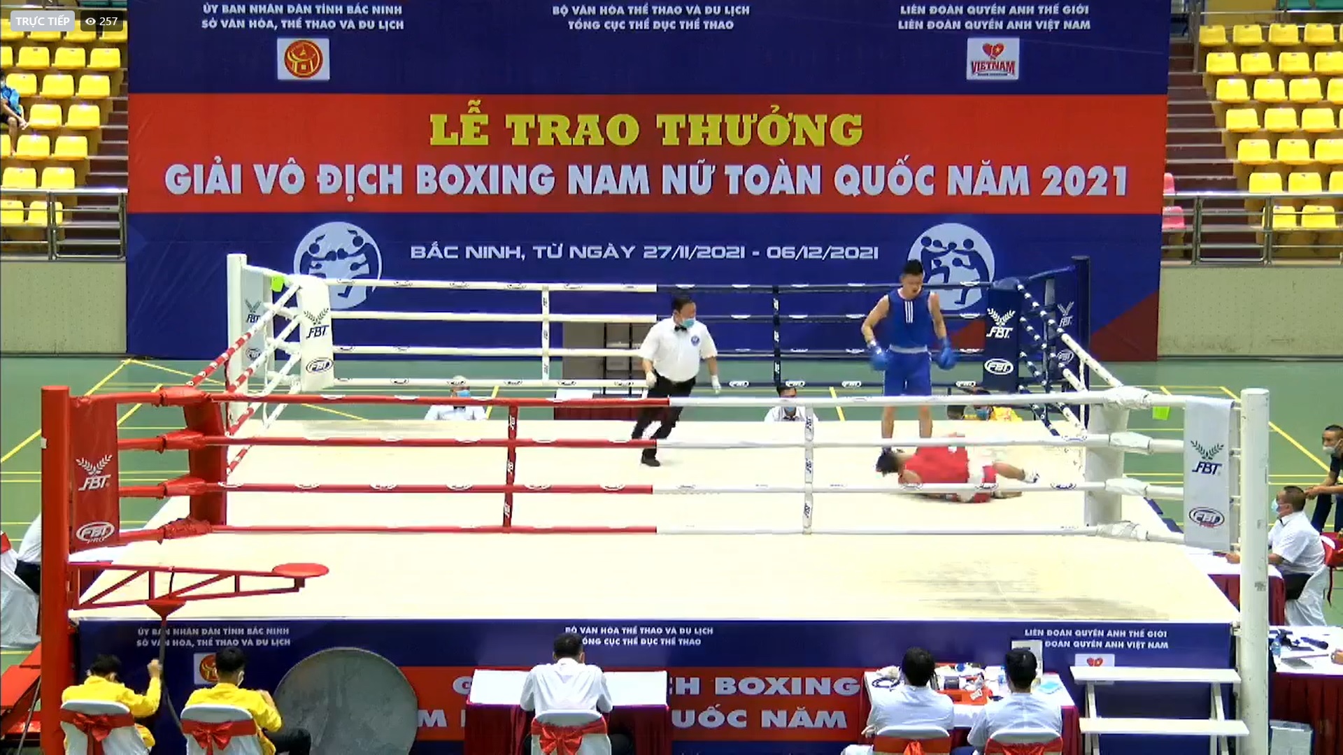 Võ Xuân Hải (Nghệ An) thắng knockout trong ngày khai mạc giải vô địch Boxing nam, nữ toàn quốc 2021 - Ảnh 1.