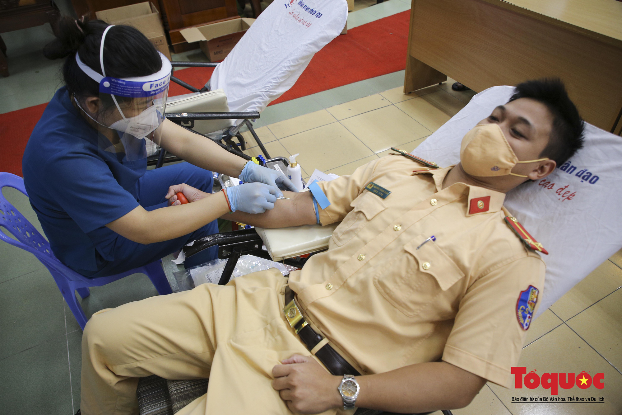 Gần 1.000 người hiến máu tình nguyện  - Ảnh 6.