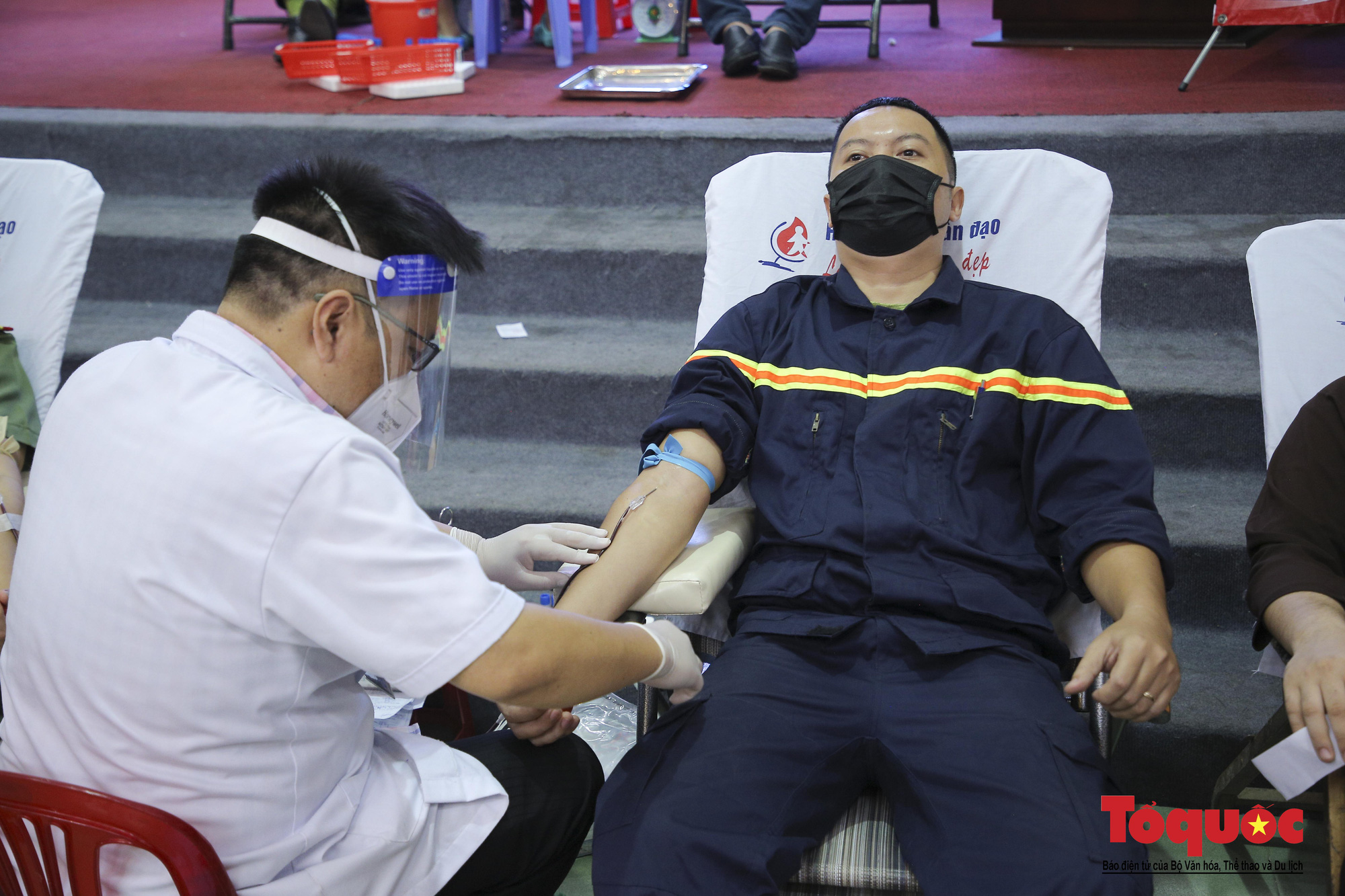 Gần 1.000 người hiến máu tình nguyện  - Ảnh 9.