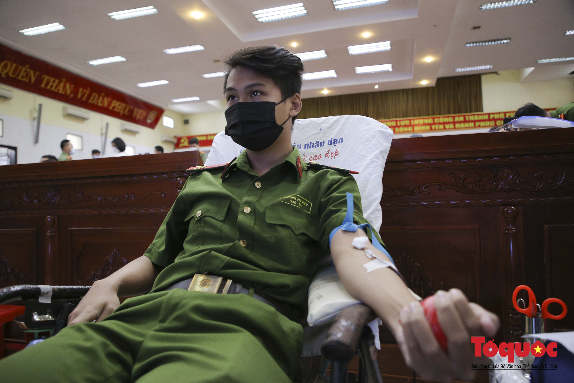 Gần 1.000 người hiến máu tình nguyện  - Ảnh 8.