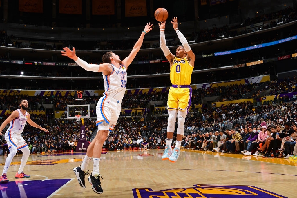 Los Angeles Lakers tái hiện kịch bản thua ngược trên sân nhà trước Oklahoma City Thunder - Ảnh 2.