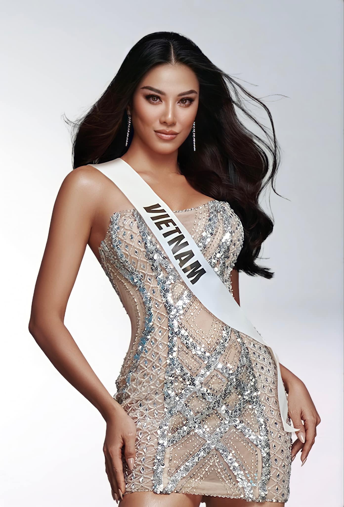 Loạt váy áo chặt chém cực cháy Kim Duyên cho Miss Universe 2021, tiết lộ chiến lược mới gây sốc? - Ảnh 10.