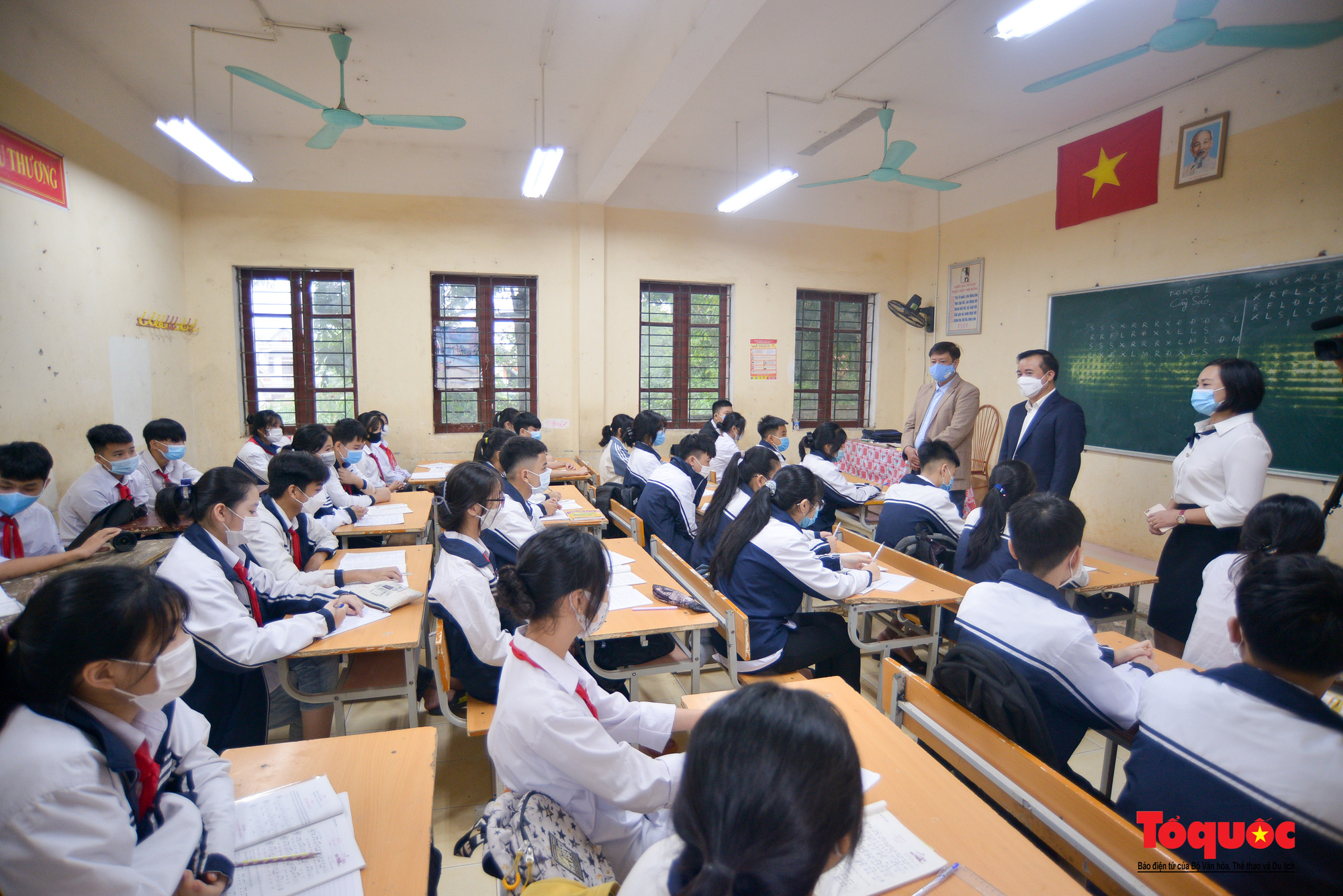 Học sinh ngoại thành Hà Nội vui mừng trở lại trường sau nửa năm nghỉ học - Ảnh 11.