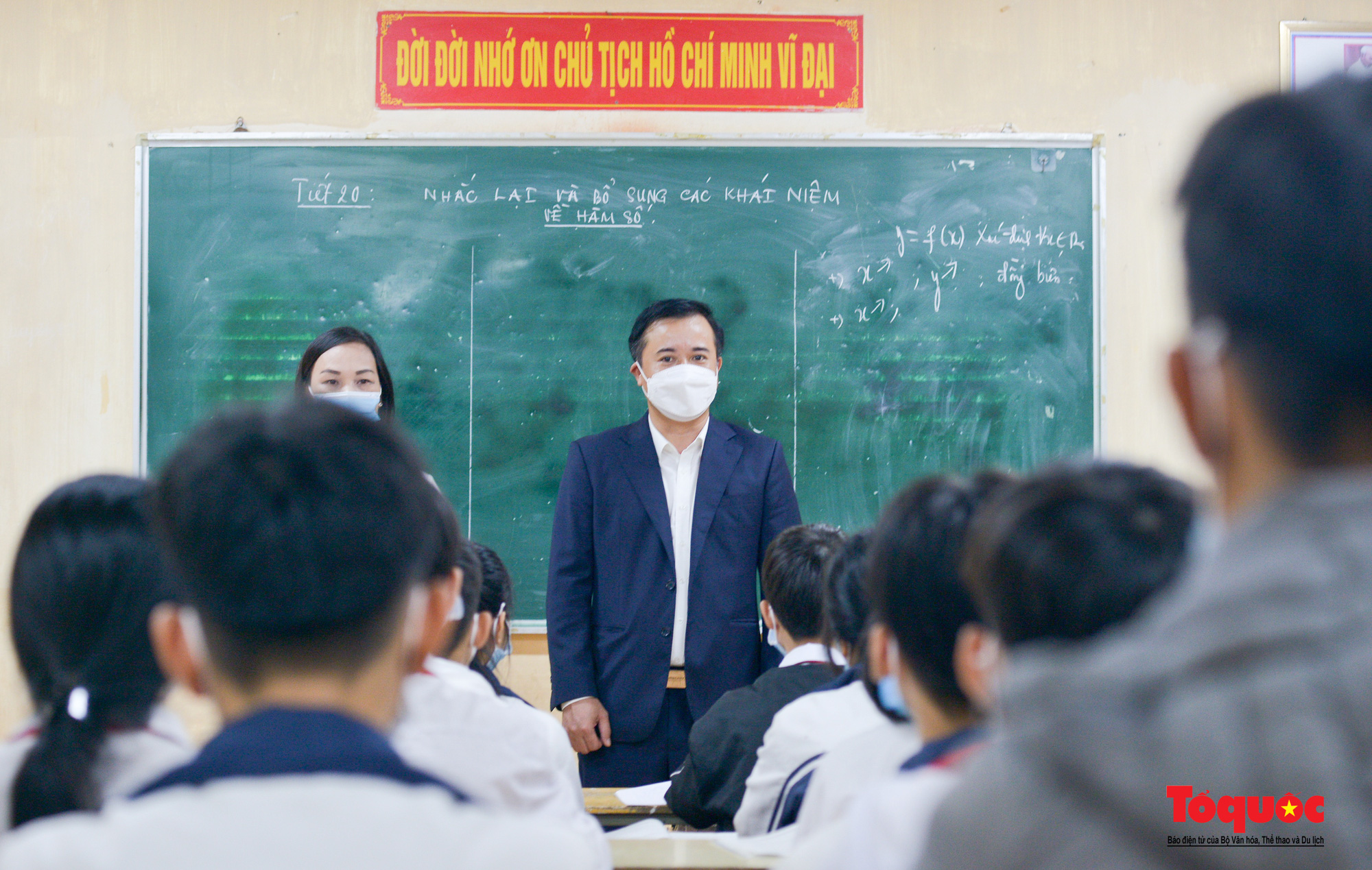 Học sinh ngoại thành Hà Nội vui mừng trở lại trường sau nửa năm nghỉ học - Ảnh 12.